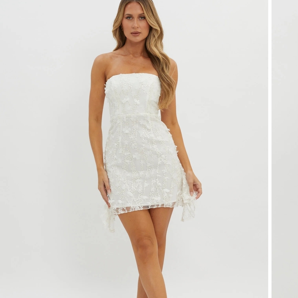 Selfie Leslie White Strapless Lace Mini Dress